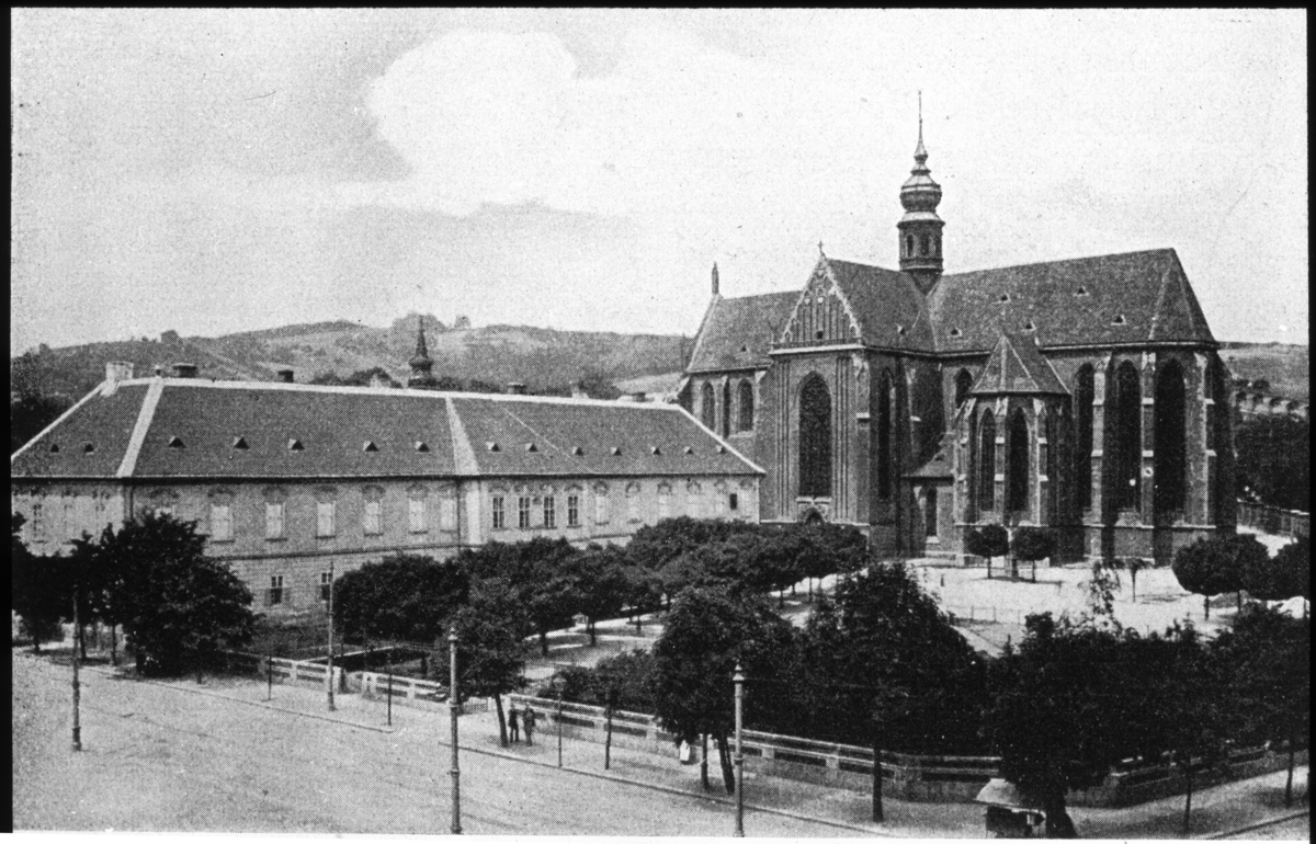 'Bildtext: ''Abb. 2. Das Königinkloster in Altbrünn.'' ::  :: Ingår i serie med fotonr. 5324:1-45 med repro från böcker eller publikationer. Dessa tillhör bilder som Leonard Axel Jägerskiöld använt i sina föreläsningar.'