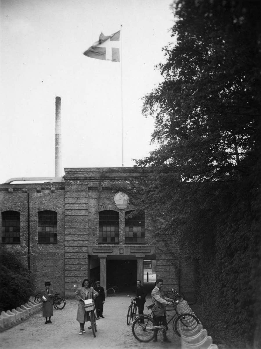 Porten vid Trädgårdsgatan. Andra från höger Birger Andersson.