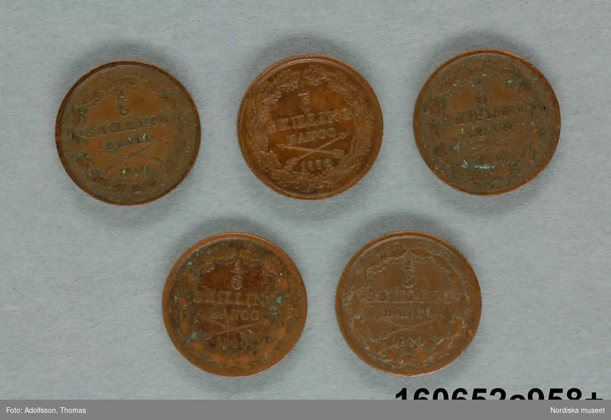 Fem likadana mynt.