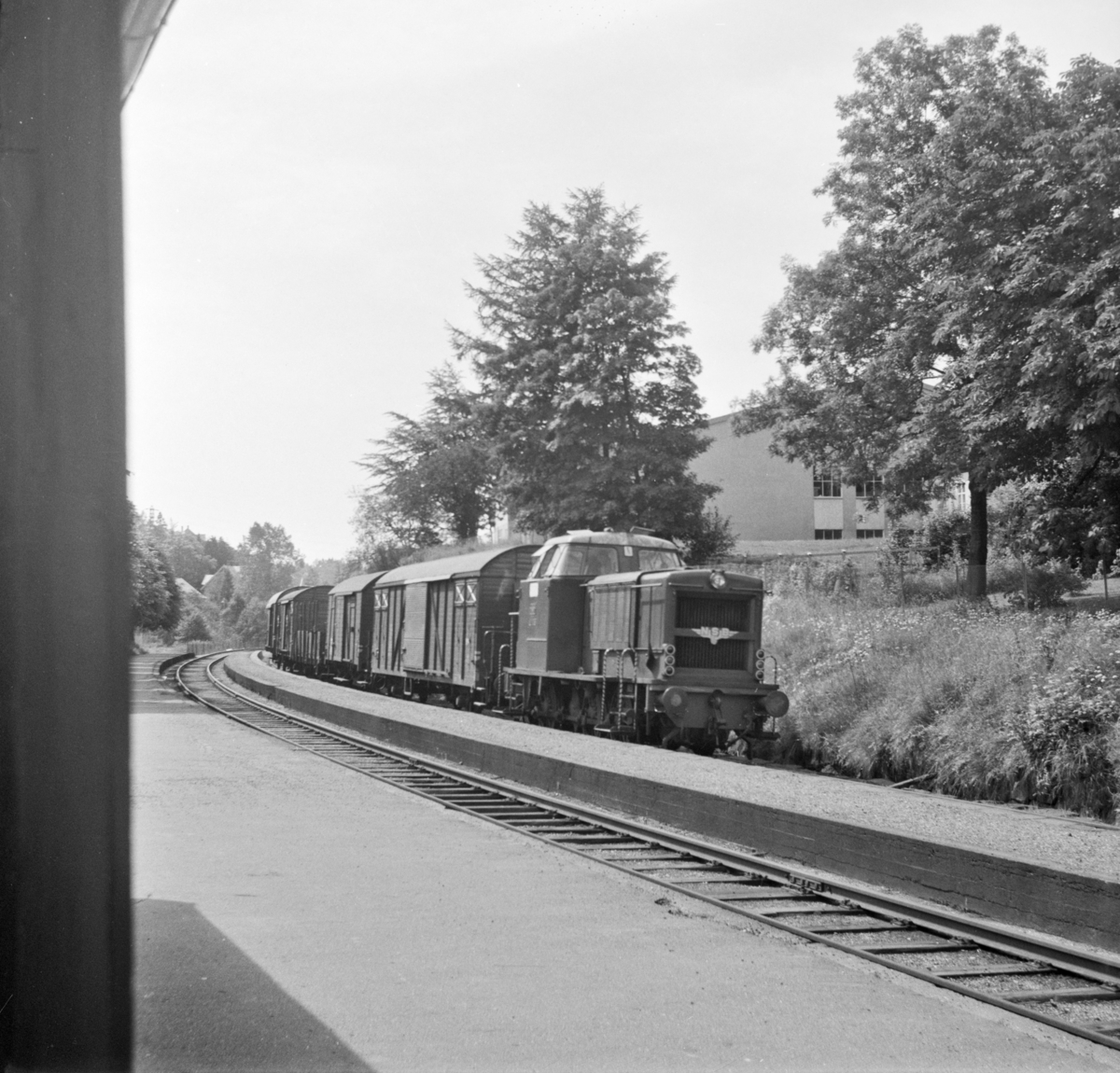 Kipptog på Minde stasjon, trukket av diesellokomotiv Di 2 835.