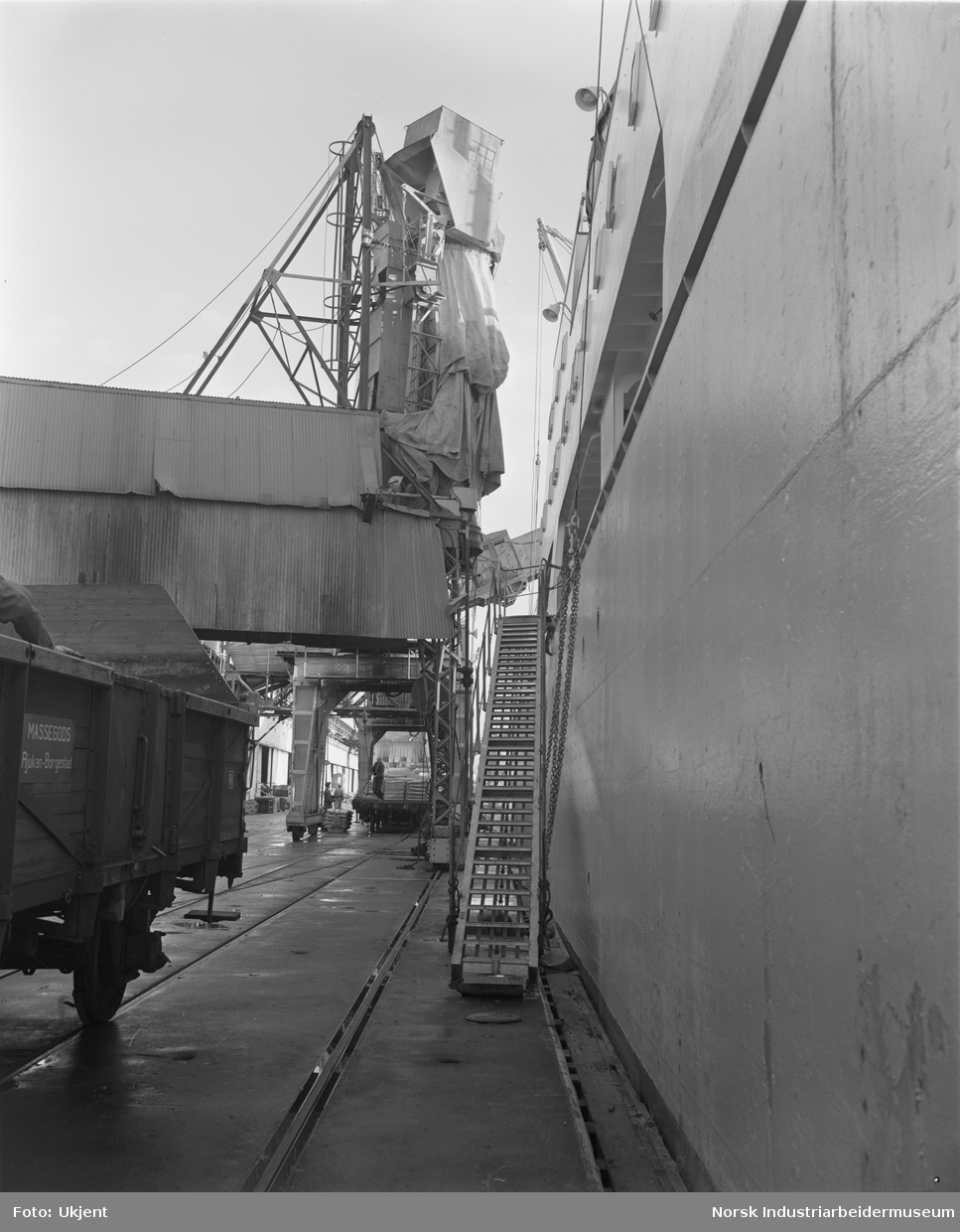 Lasteapparat pårent av M/S Bonanza. Apparatets stilling i forhold til kailinjen.