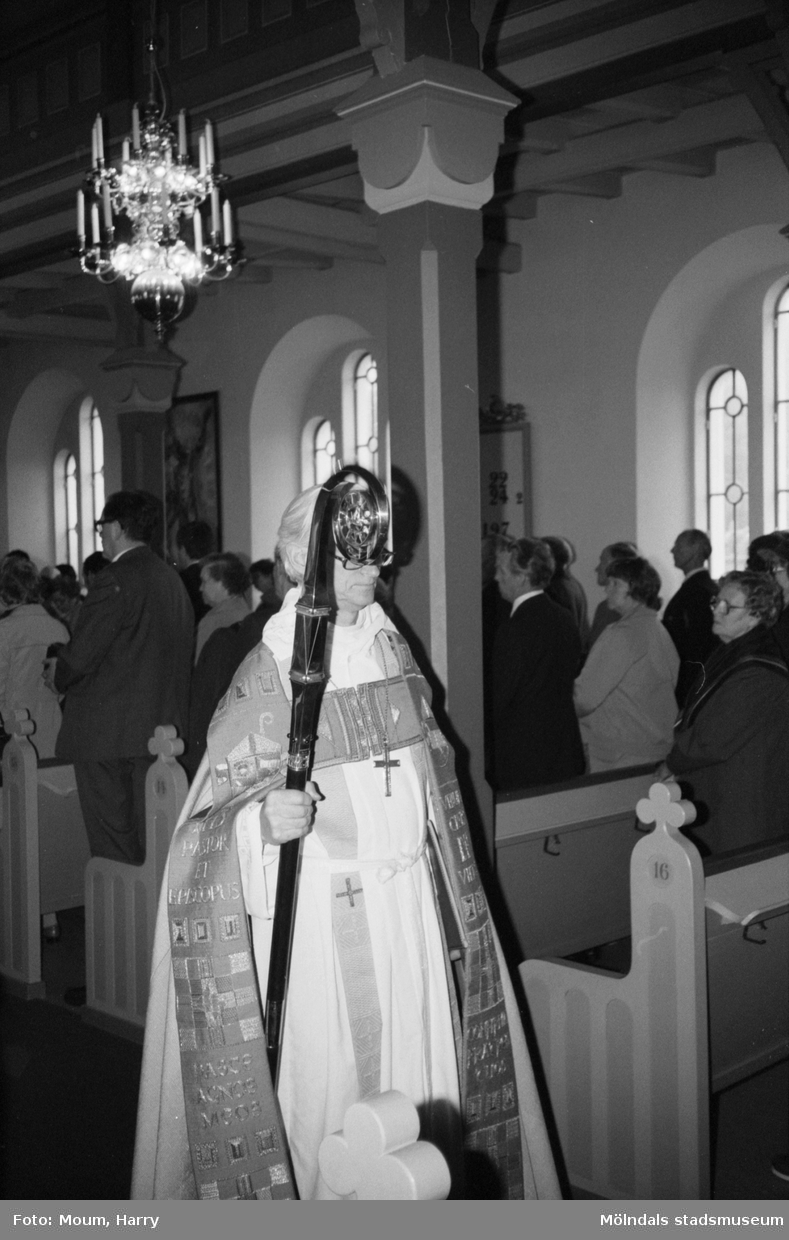 Biskop Bertil E. Gärtner besöker församlingen i Lindome, år 1983.

För mer information om bilden se under tilläggsinformation.