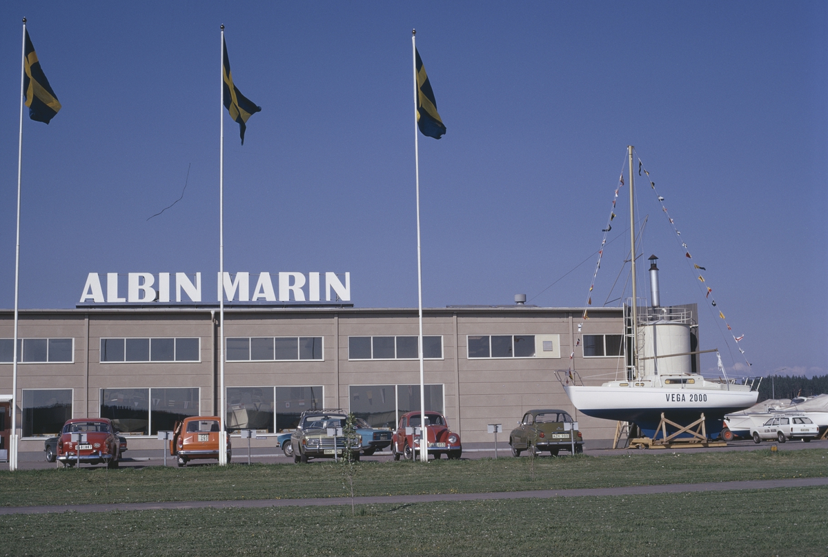 Albin Vega nummer 2000 utanför Albin Marins monteringsfabrik i Kristinehamn.