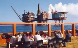 Måltid i sola. Med Valhallplattformene i bakgrunnen.