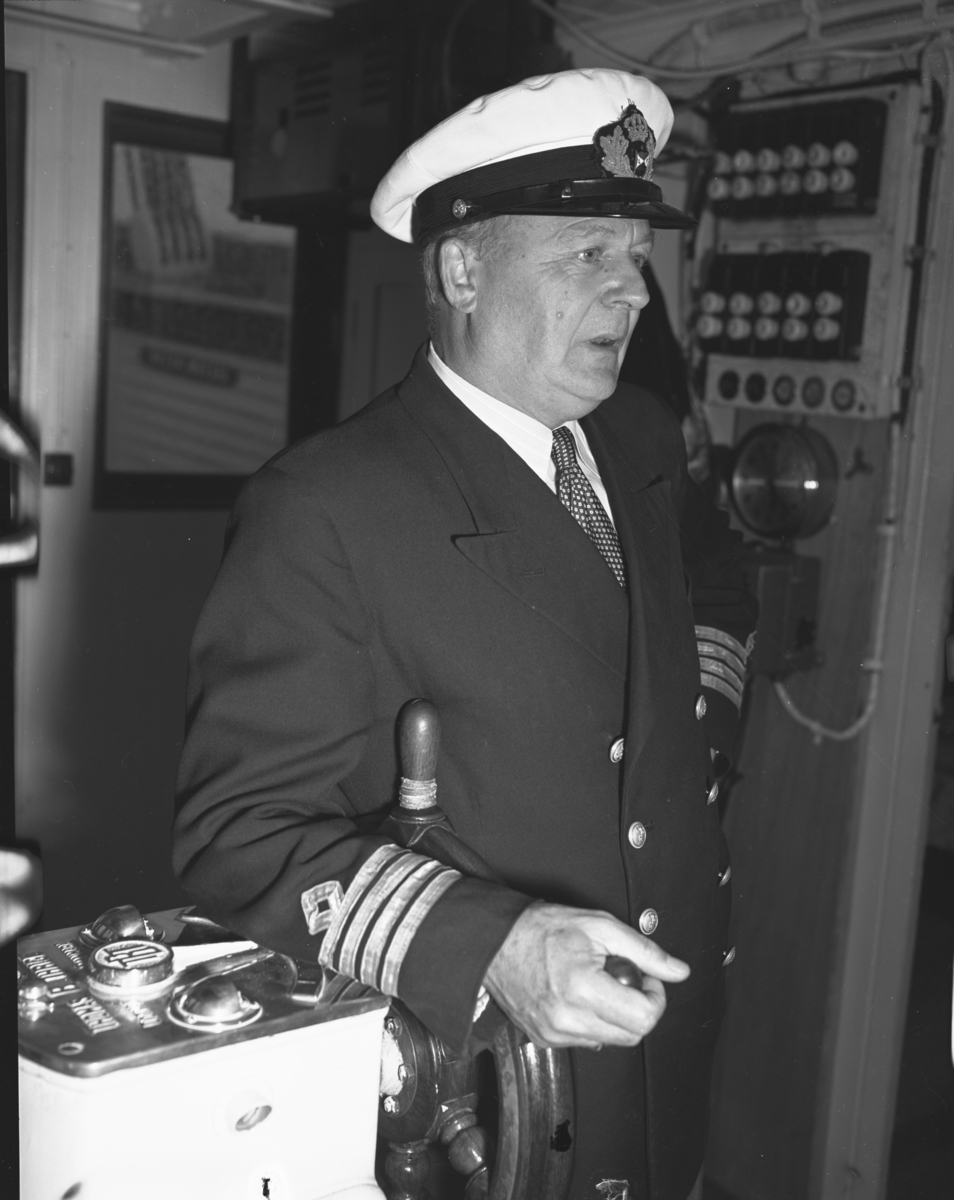 Vardens arkiv. "Kapt. Oswald Rygh. Peter Wessel, Larvik" 04.08.1953