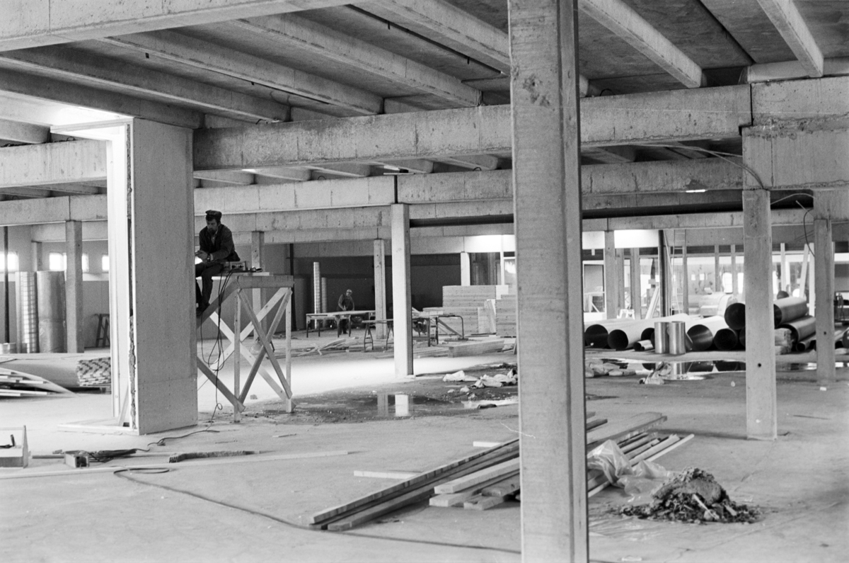 Bygging av Stovner senter. Arbeidere på stillas.