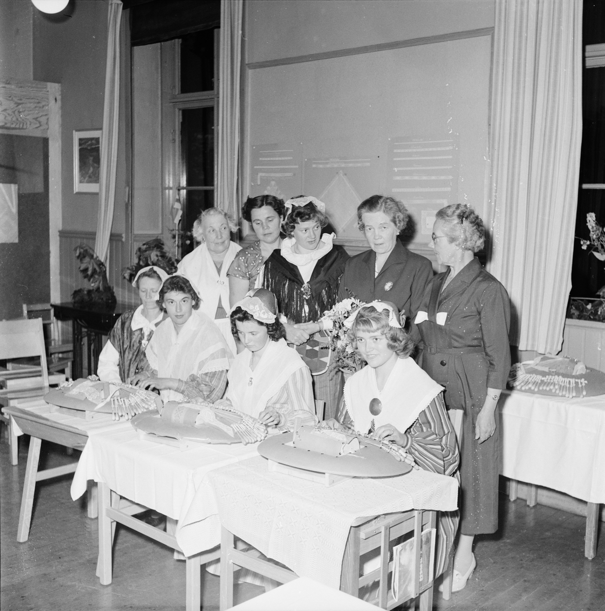 Kvinnor med knypplingsarbeten, Uppland 1959