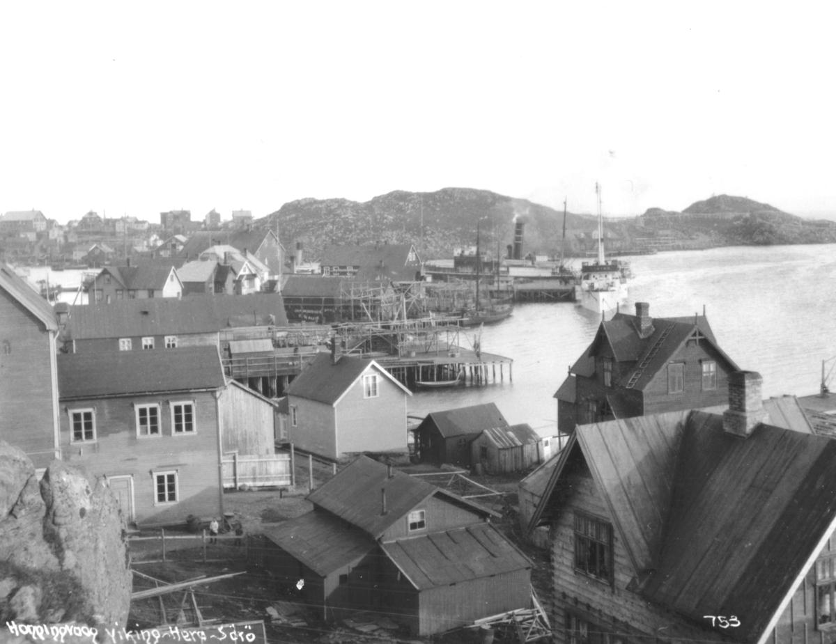 Hurtigruten Hera og lokalbåten Sørø ved dampskipskaia i Honningsvåg. Det tredje skipet er Viking, hospitalskip eid og drevet av Norges Røde kors. Viking var stasjonert i Honningsvåg 1923-1925