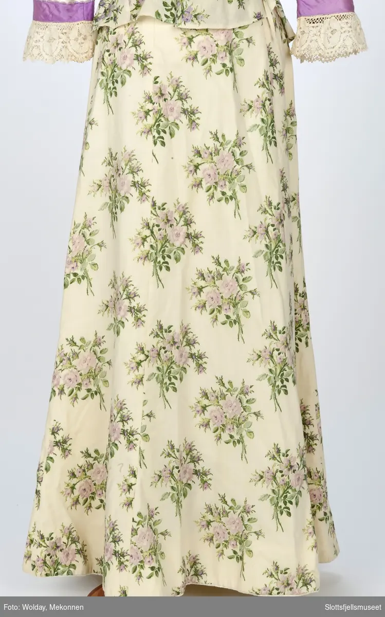 Todelt kjole med belte i stoff med trykt mønster