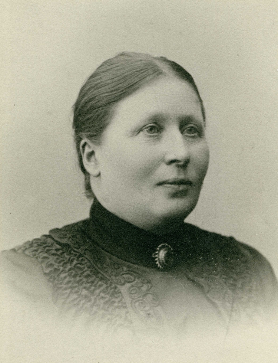 Portrett - Fru Josefine Elisabeth Kyvik f. Handeland g.m. Simon Kyvik. F. 19/12 1856 - d. 11/7 1942.