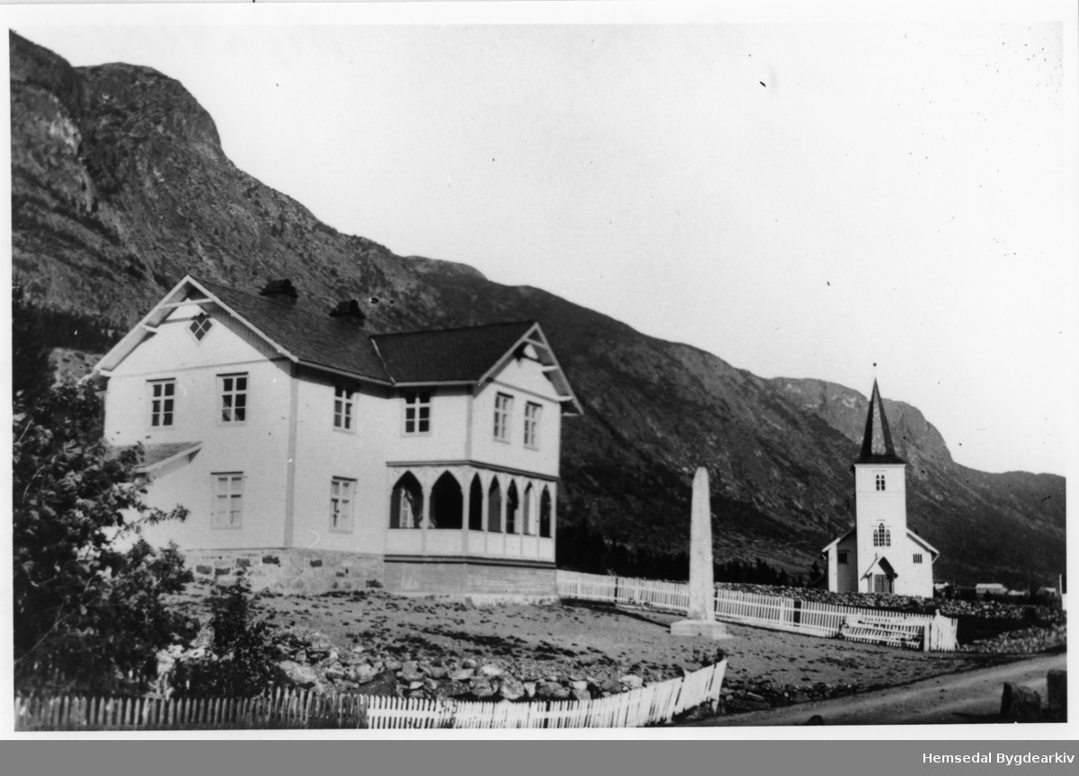 Heradshuset (Tingbygnaden) og Hemsedal kyrkje, truleg i 1914