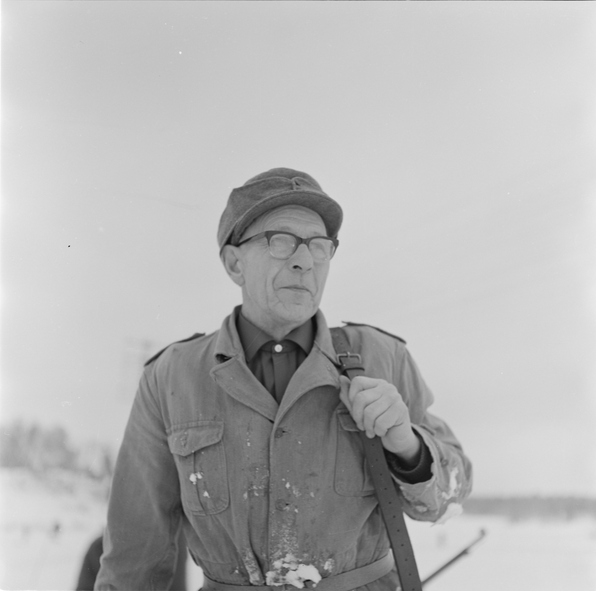 Artur Johansson med gevär, Uppland 1962