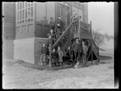 Tanagård (Nygården) med en stor familiegruppe samlet ved tra