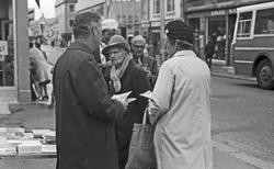 På byen for å skaffe stemmer.