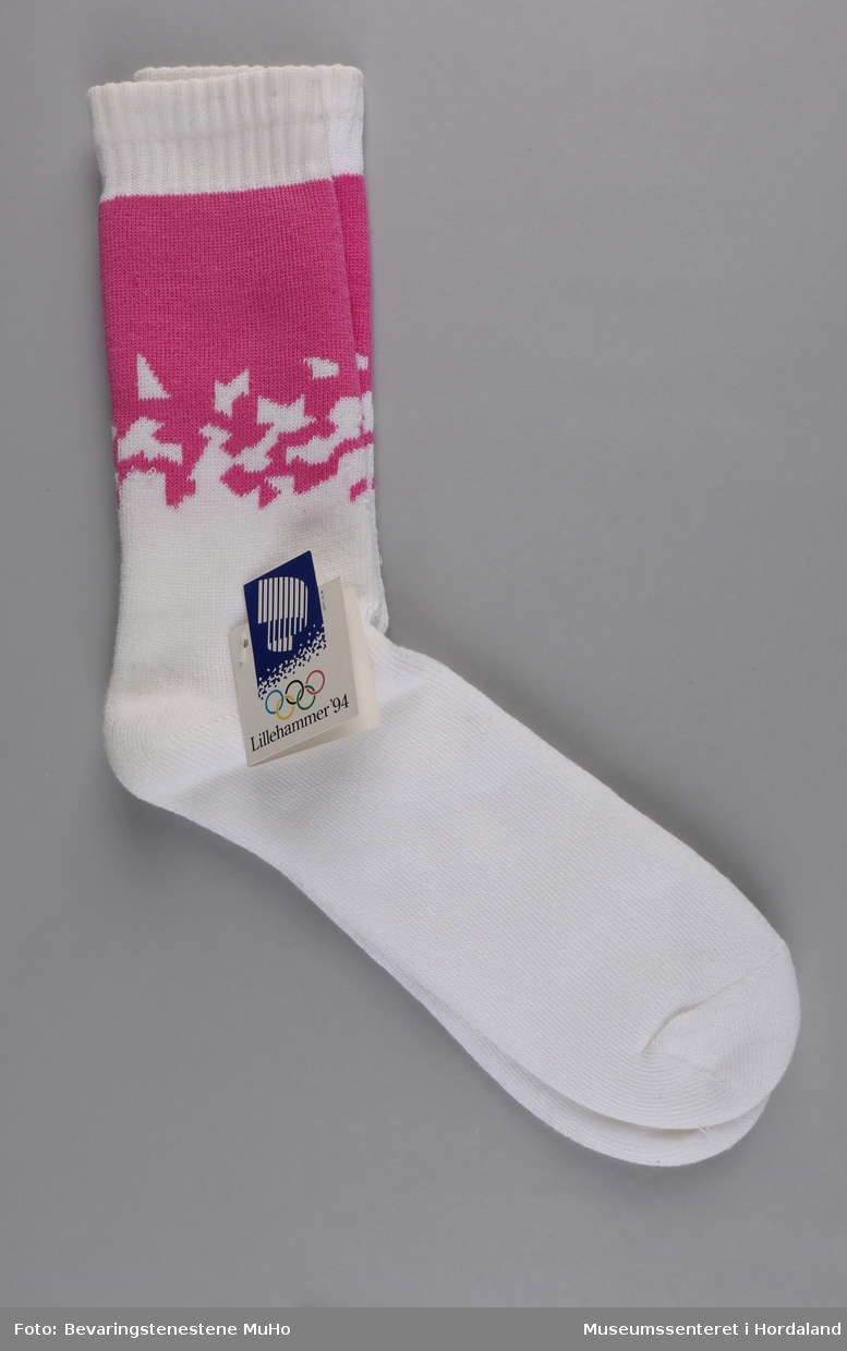 Eitt par kvite frottésokkar med rosa mønster. Sokkane vart produserte til Vinter-OL på Lillehammer i 1994.