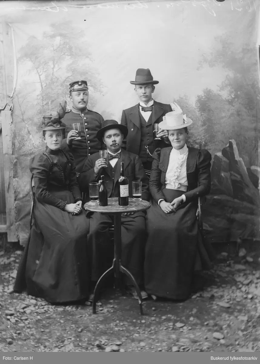 Gruppe med tre menn og to kvinner med drikkevarer