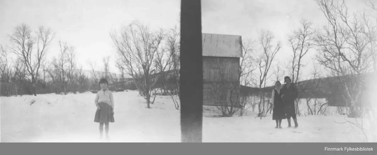Henrik Hansen med kone og datter fotografert utenfør et hus i Luftjok, Tana. Bildet er tatt på vinterhalvåret og med stereokamera slik at i det ene bildet står datteren alene og i det andre foreldrene.             .