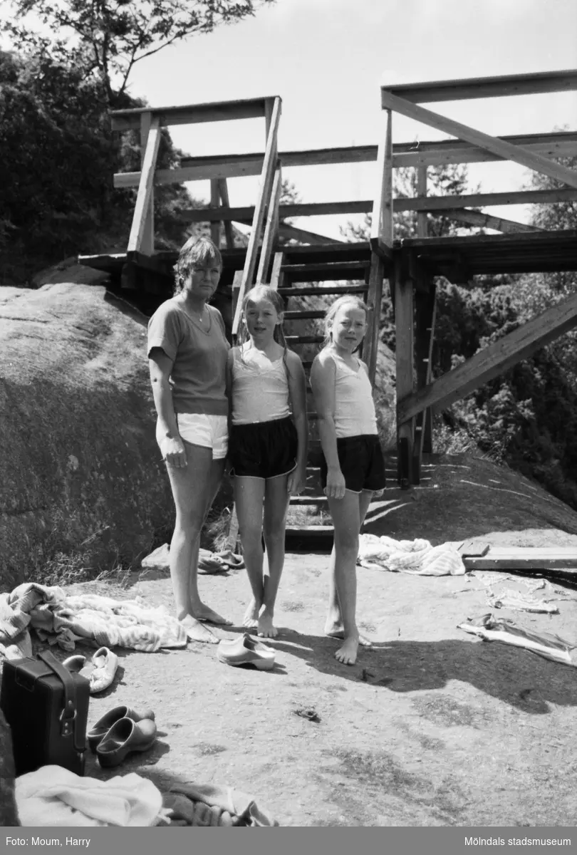 Två flickor och en kvinna vid Bergsjöns badplats i Kållered, år 1983.

För mer information om bilden se under tilläggsinformation.