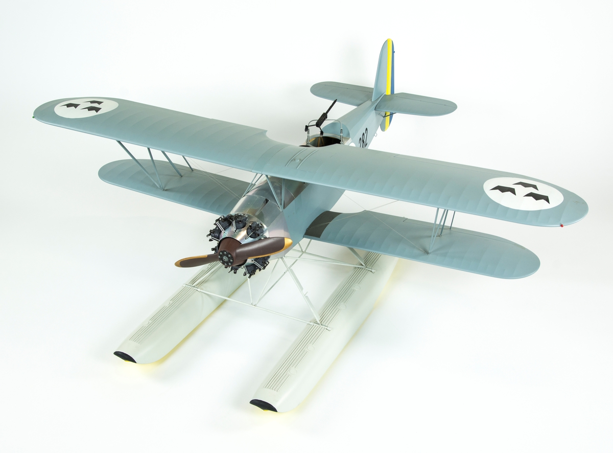 Flygplansmodell av J 4 Heinkel HD 19. Märkt tre kronor och 282. Flottörer. Öppen sittbrunn med beväpning.