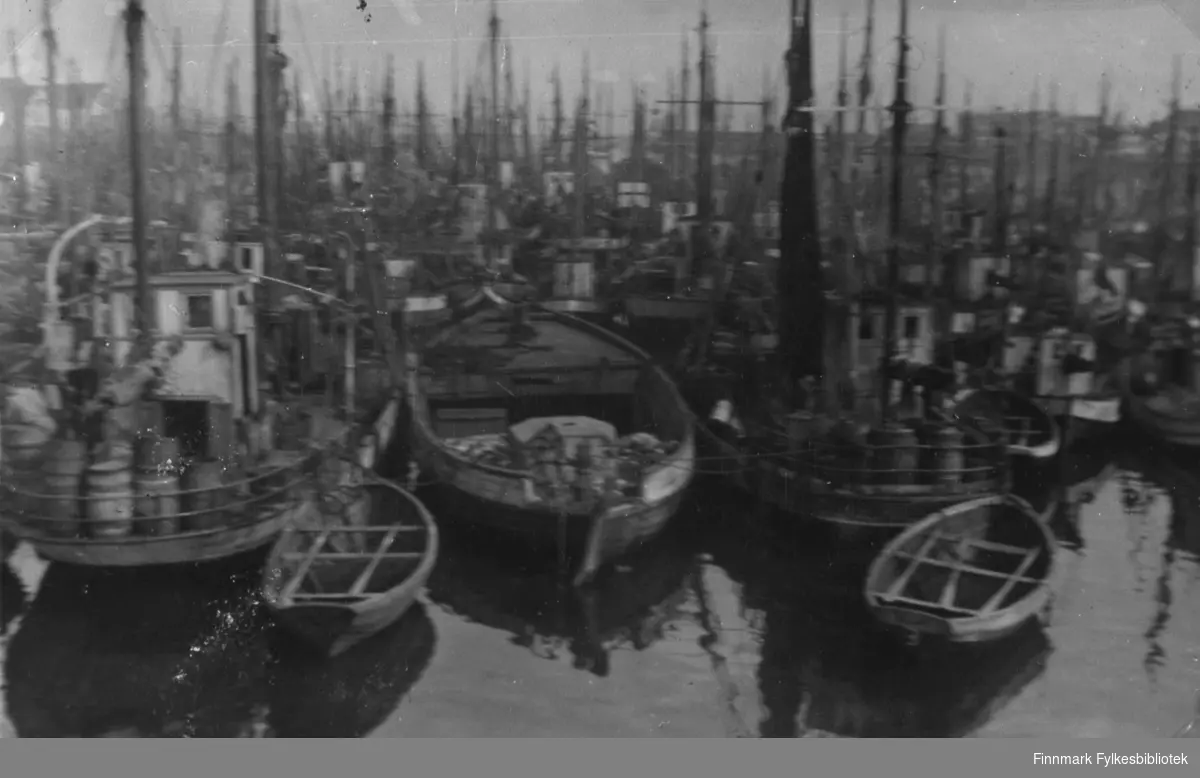 Fiskeflåten nede på vågen i Berlevåg i 1933 eller 34. Båtene ligger tett i tett, små og store.