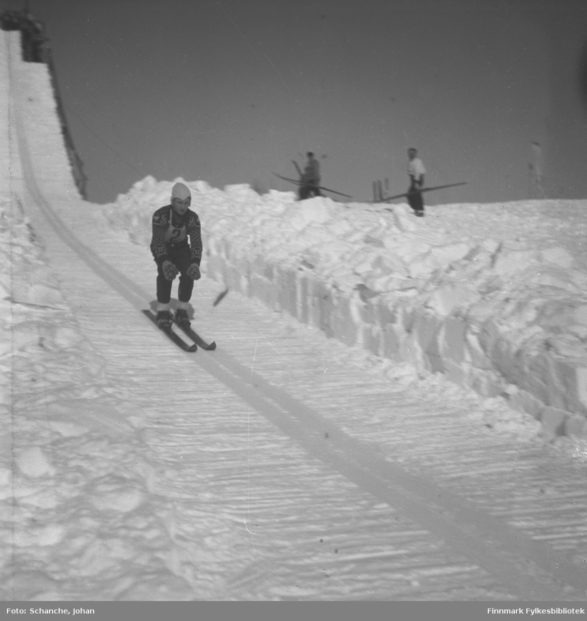 Kretsrennet på ski, Vadsø 1946. Arnulf Kvello fra Berlevåg tar sats på hoppet.