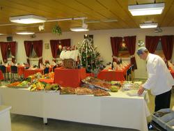 Julefeiring på Vallhallfeltet. En kokk setter frem de siste 