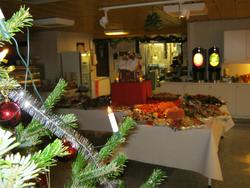 Julefeiring på Valhall.  Bordet er flott pyntet og dekket me