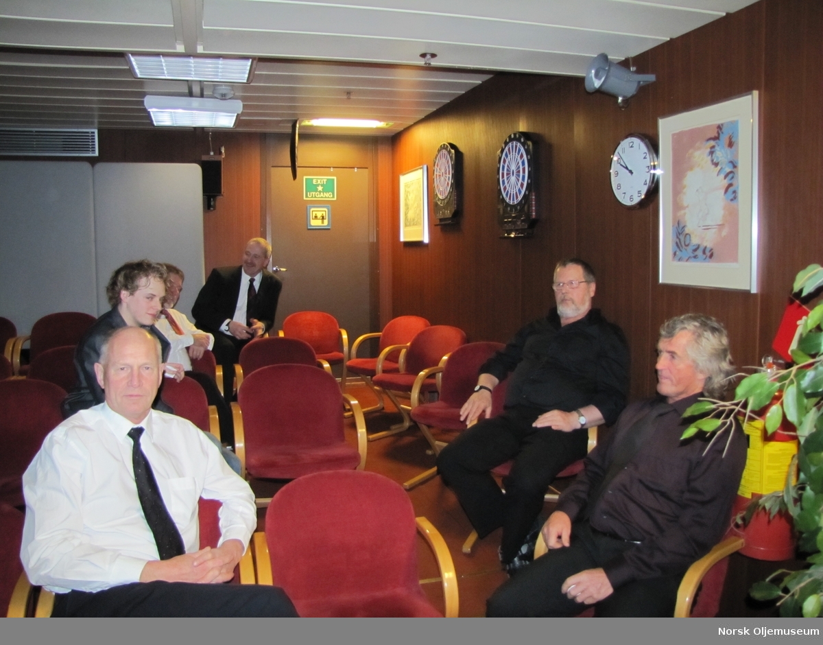 Julefeiring i kinosalen på Valhall QP.
Til høyre foran sitter Lars Nydal, elektriker på SWAT-teamet.
Til høyre bakerst sitter selveste SWAT-team lederen Jan Georg Furuløkken fra Egersund