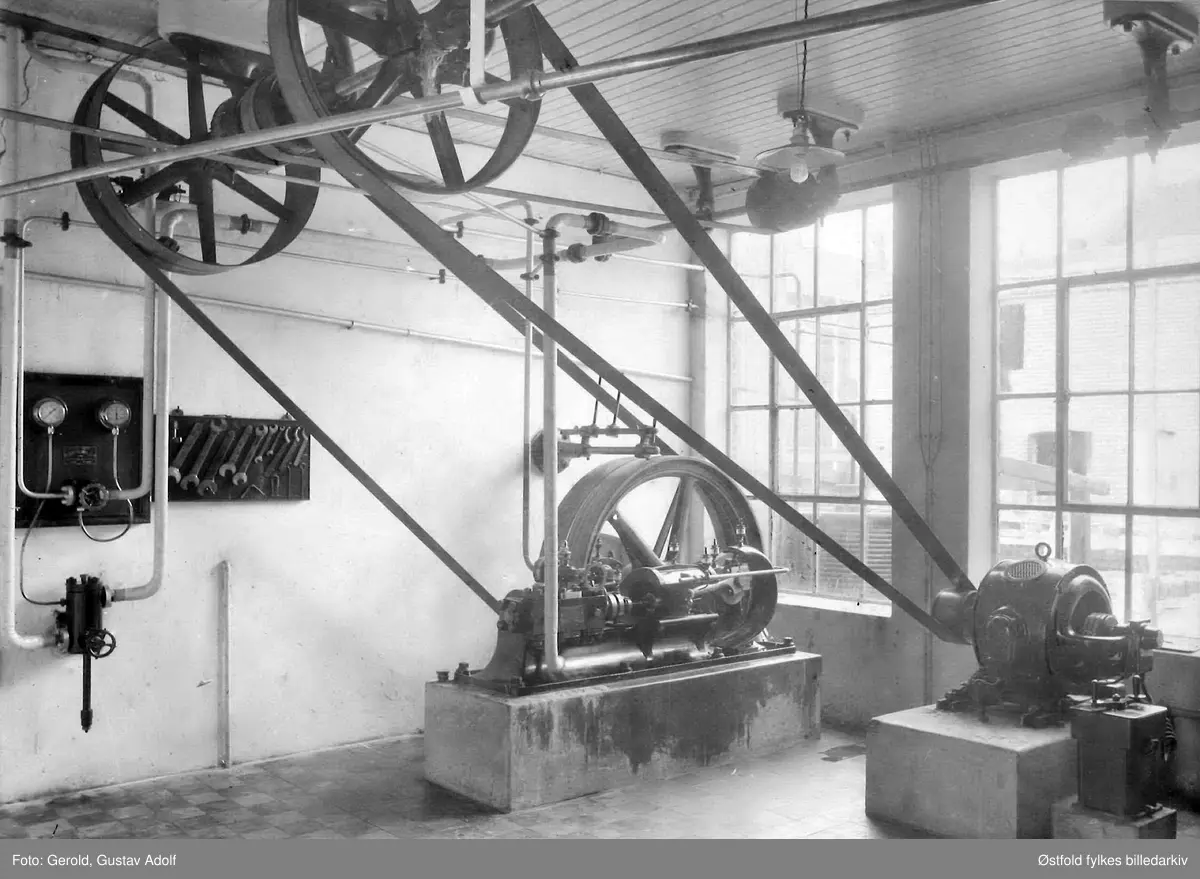 Vestre Fredriksstad Aktiemeieri, interiør fra meieriet, to fotografier montert sammen på kartong, uten datering.