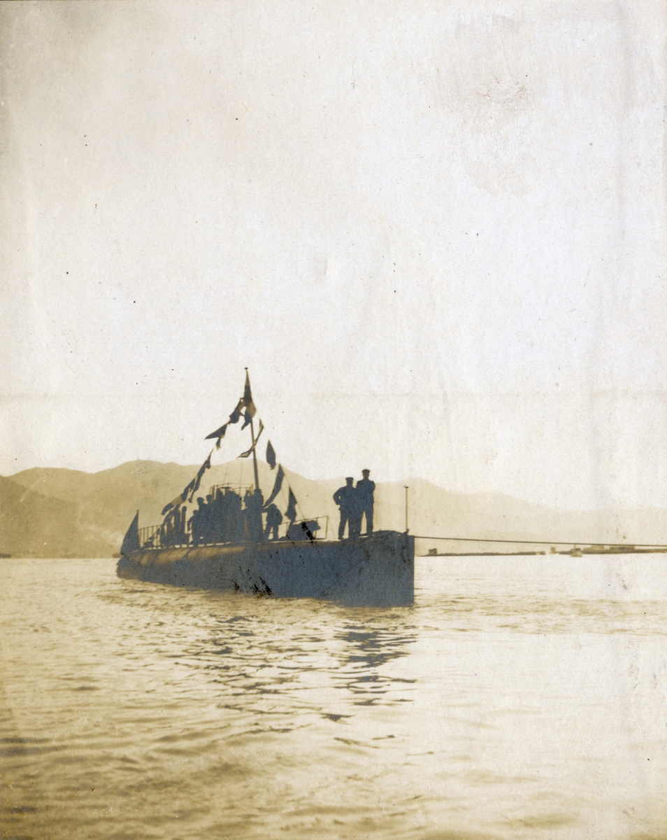 Ubåten HVALEN under bogsering efter stapelavlöpning.