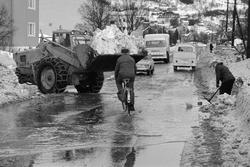Snørydding i Seljestadveien. Hjullaster og syklist i forgrun