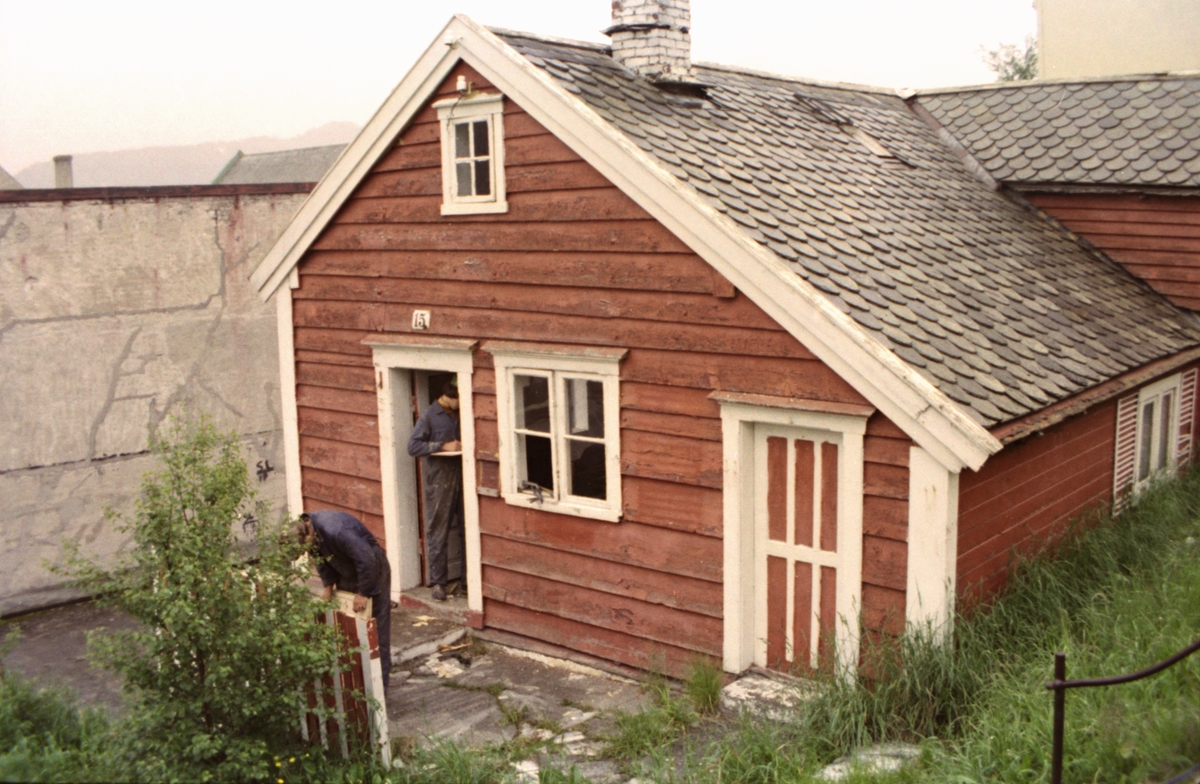 Fotodokumentasjon av et gammelt hus før riving i Øvre Strandgate, Ålesund.