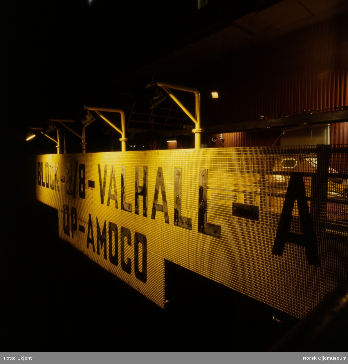 Boligplattformen QP på Valhall-feltet. Stemning i nattemørket med opplyst plattformskilt.