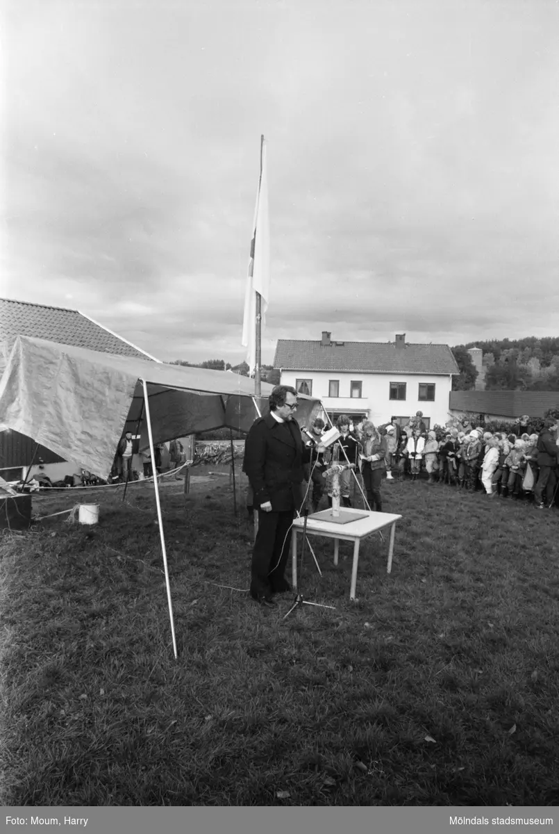 Annestorpsdalens scoutkår anordnar distriktstävlingar från scoutgården vid Konditorivägen i Lindome, år 1983. Mats Oreklev håller i andakten.

För mer information om bilden se under tilläggsinformation.