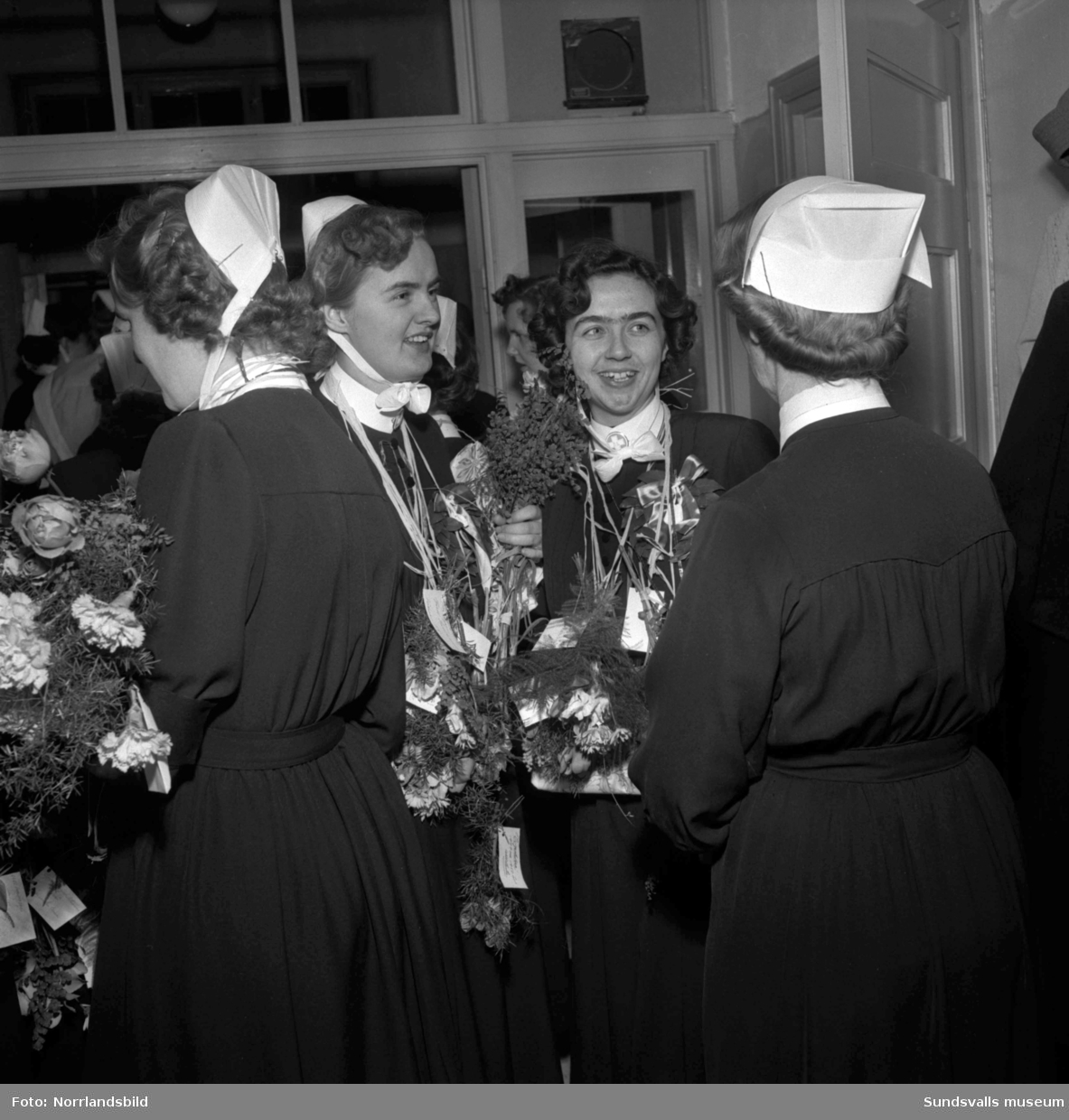23 nya sjuksköterskor invigda vid lasarettet. På första bilden är det Ingegerd Söderberg, Essvik, som gratuleras av mamma Dora och pappa Konrad.