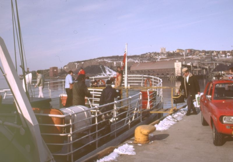 Skogøy ved kai i Narvik - ombordstigning.
300_båtdekk