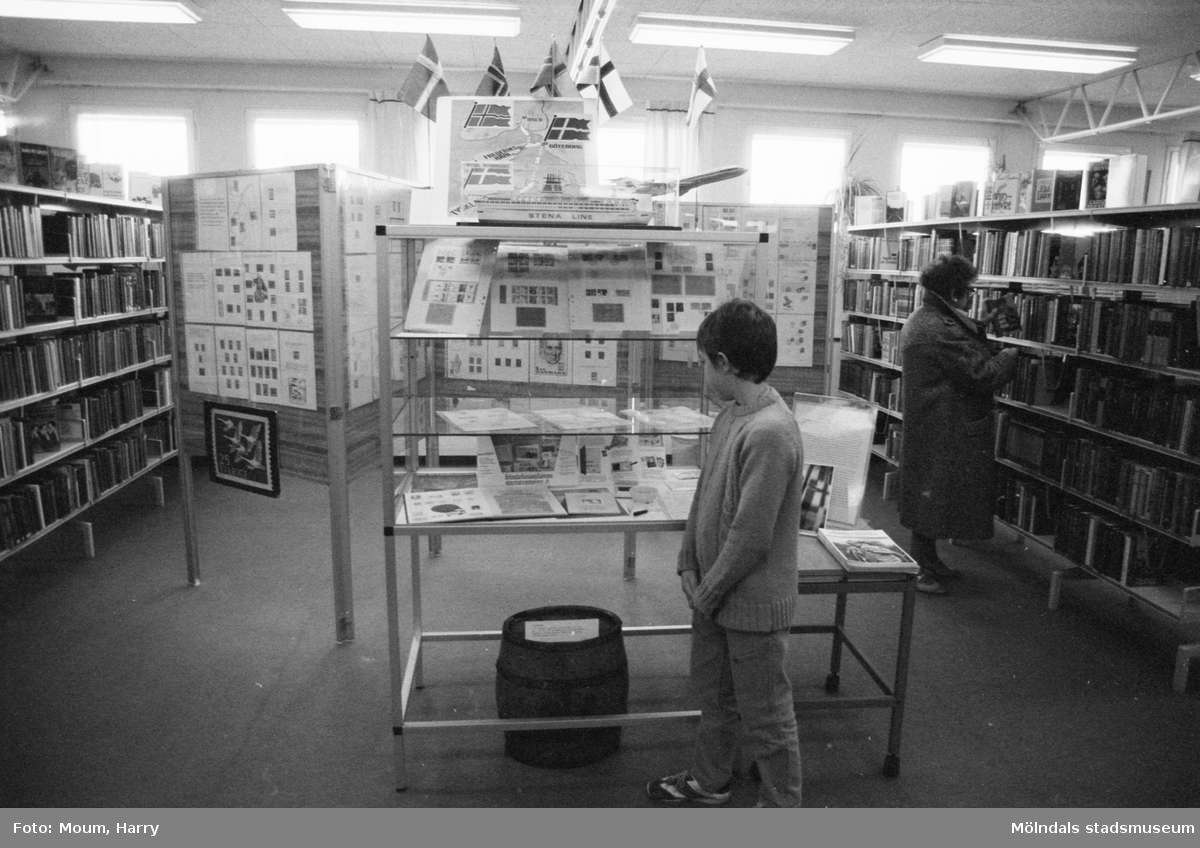 Frimärksutställning på Lindome bibliotek, år 1983.

För mer information om bilden se under tilläggsinformation.