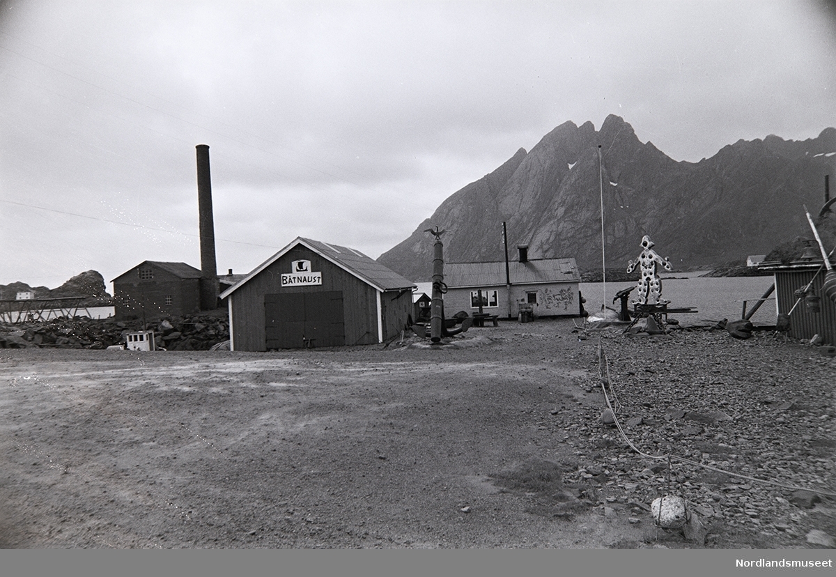 Båtshus og anker ved Fiskerimuseet, Sund i Lofoten.