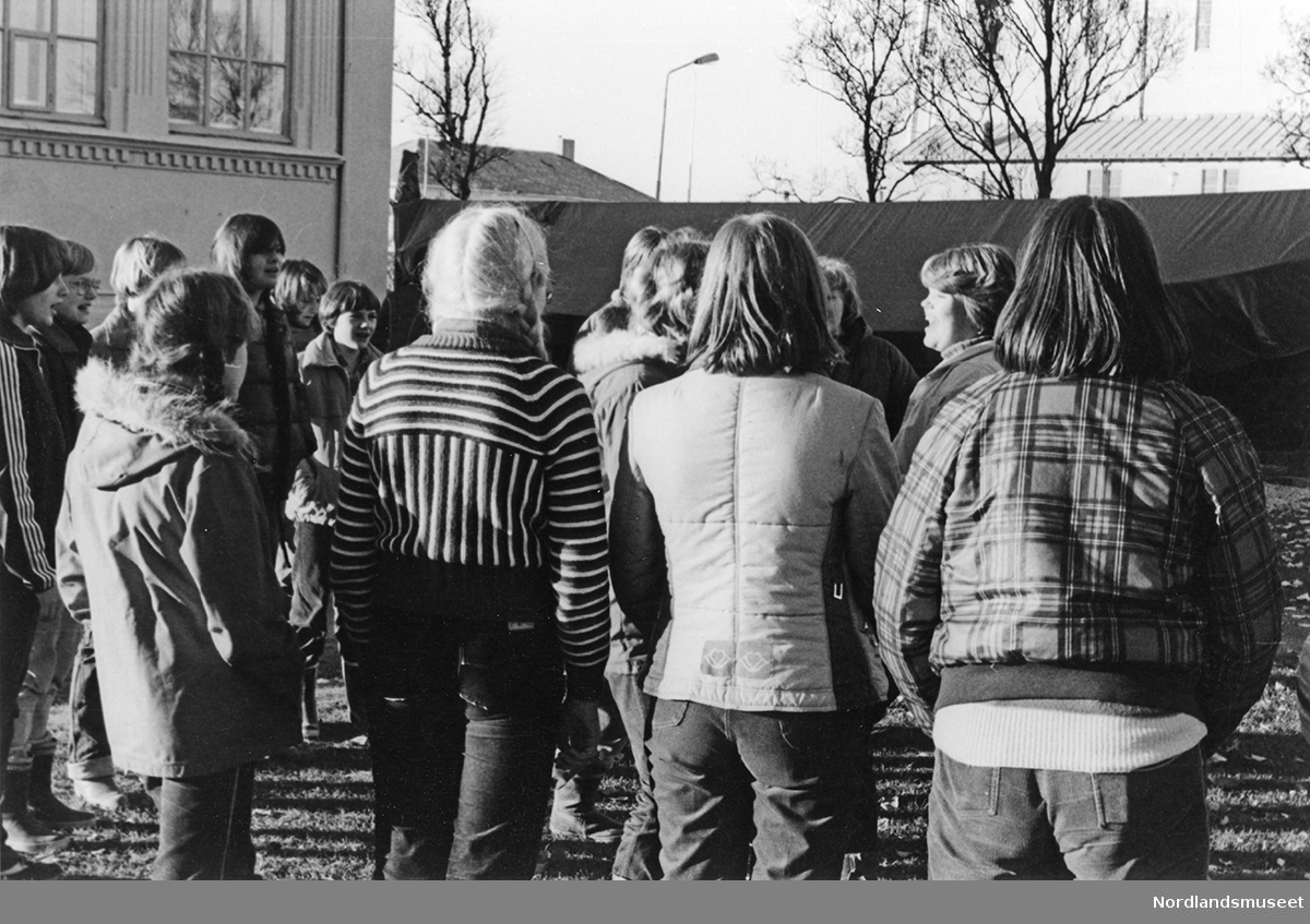 lekeuke på Nordlandsmuseet, klasse 6A Løding skole, Tverlandet demonstrerer sine sangleker under "lekeuken på Nordlandsmuseet.