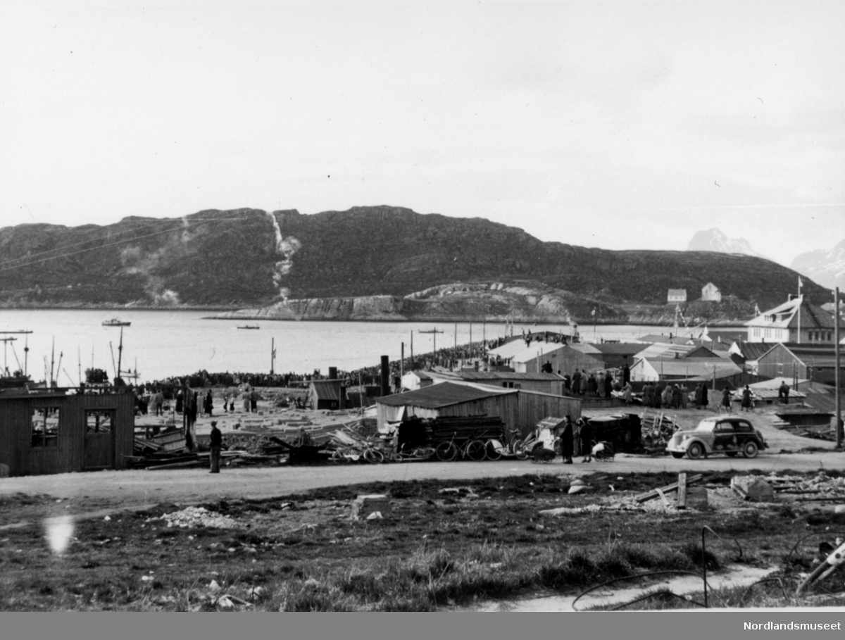 Småbåthavna i Bodø med masse folk. Muligens kongebesøk i 1957 ? eller fly e.l.