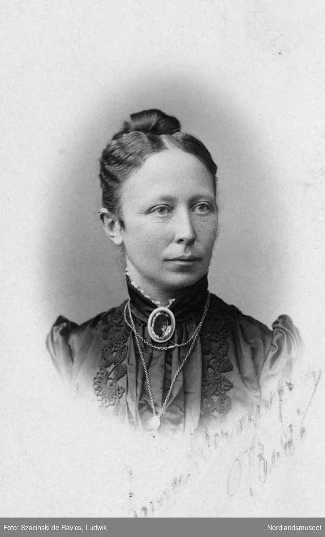 Anna Greger fra Tjøtta gift med Kjøpmann Albert Ch. Brenhoft.