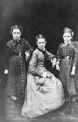 Søstrene Sara, Annavida og Erika Fredriksen
