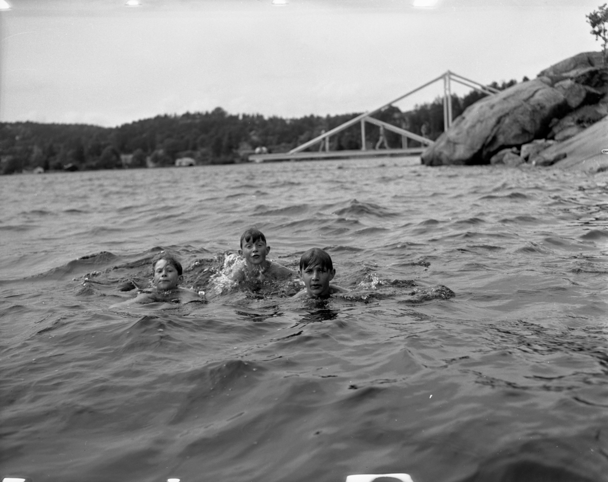 Vardens arkiv. "Bading på Olavsberget. Svømmeknappen og svømmekurs for skolebarn v/lærer Soltvedt" 18.06.1953