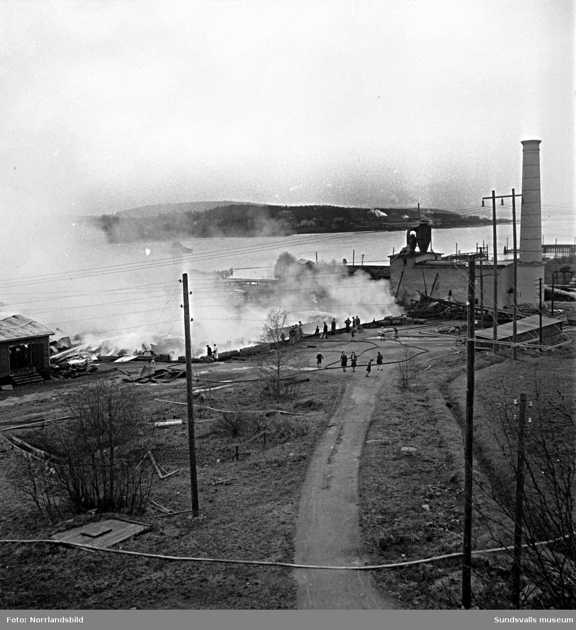 En serie bilder från branden som ödelade Alviks sågverk på Alnö 1950.
