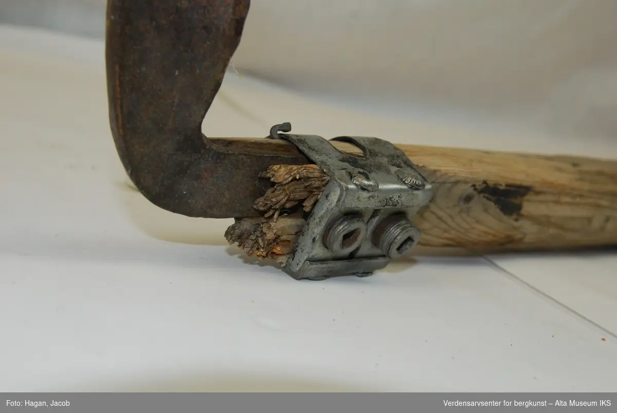 Ljå skjeftet med patent metallholk med skruer.
Form: Langorv med to inntappete tverrtre til håndtak for høyre og venstre hånd.