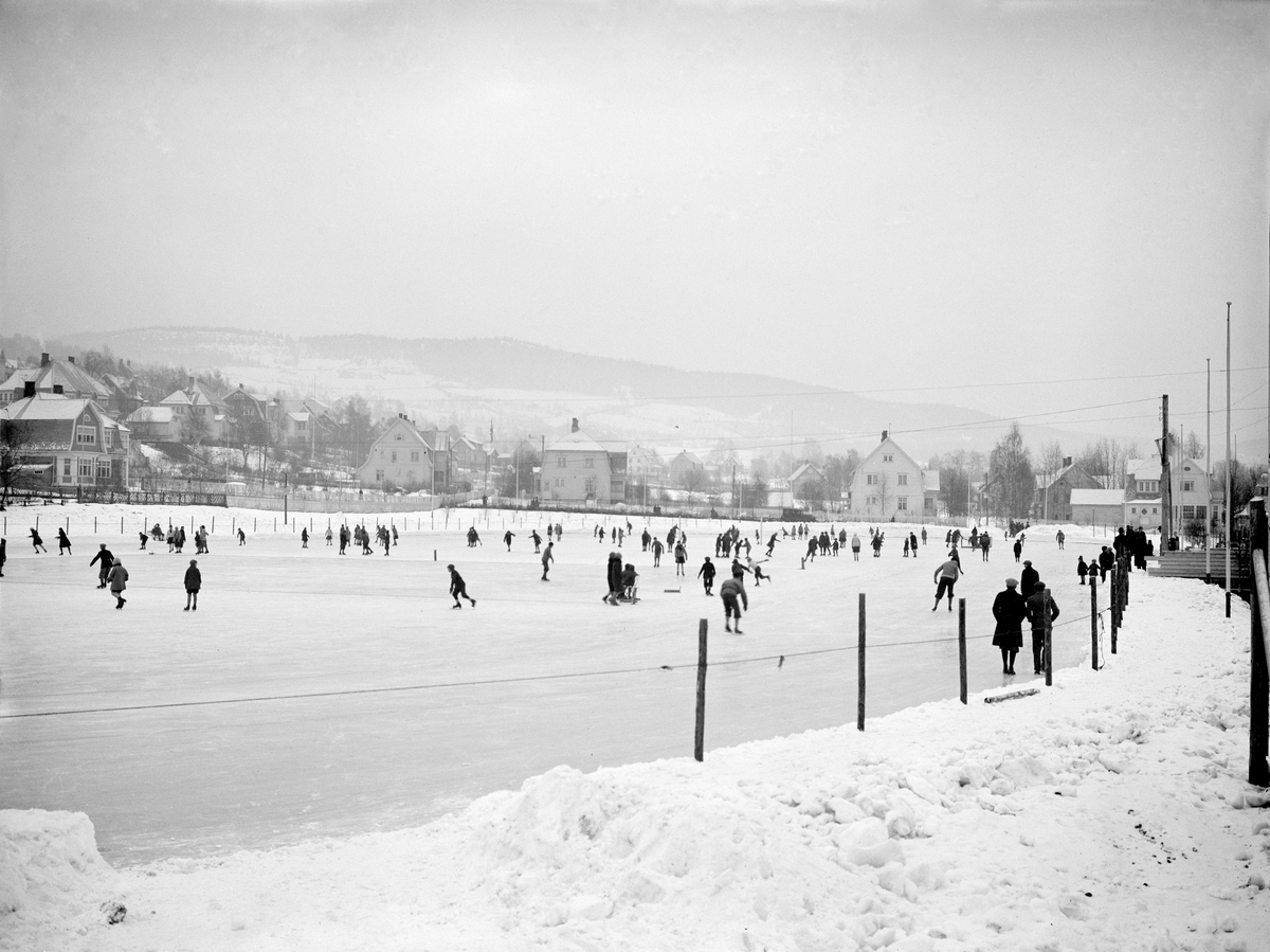Vinterlandskap med hus. Sportsplassen mot syd mot Weidemanns gate og Tvetes gate. Bjørnstjerne Bjørnsons gate i venstre billedkant.