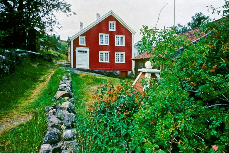 Merdøgaard, våningshus, gavlfasade, brønnhus, sti, steingjerde, sommer.