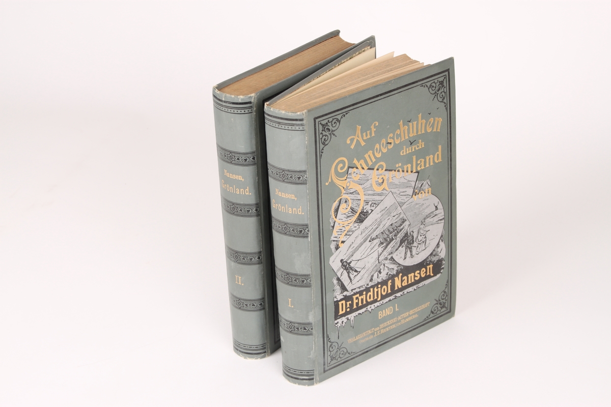Et eksemplar av den tyske utgivelsen av Fridtjof Nansens "Paa ski over Grønland" i to bind. Bøkene inneholder illustrasjoner av de norske kunstnerne Andreas Bloch, Thorolf Holmboe, Eivind Nielsen og Erik Werenskiold.
