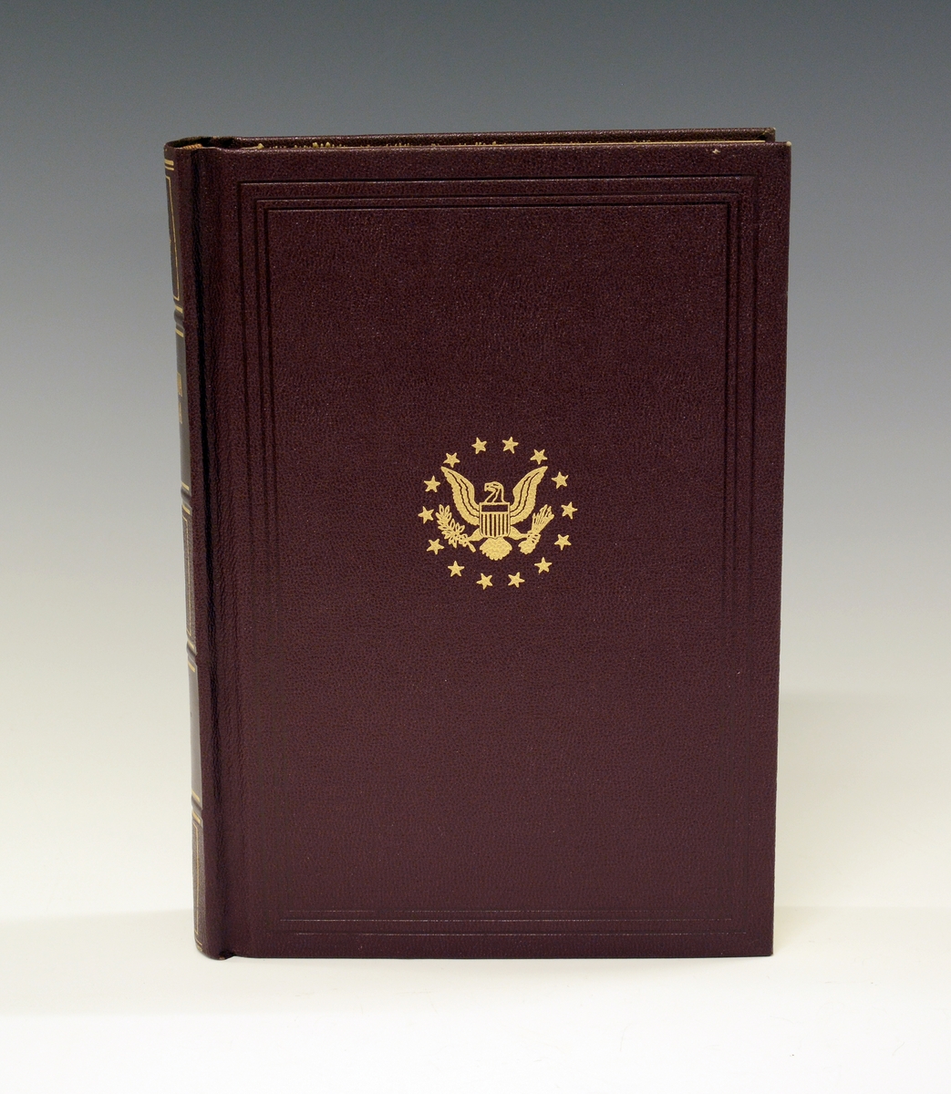 33 bind bøker, amerikansk leksikon, "The Encyclopedia Americana" 1953 i 30 bind, samt tre årstillegg 1954, 1955 og 1956. Mørk burgunder innbinding med gulldekor.