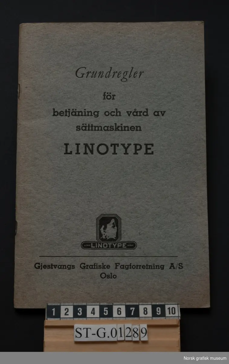 Heftets tittel:
Grundregler för betjäning och vård av sättmaskinen Linotype.
Utgiver:
Gjestvangs Grafiske Fagforretning A/S Oslo.